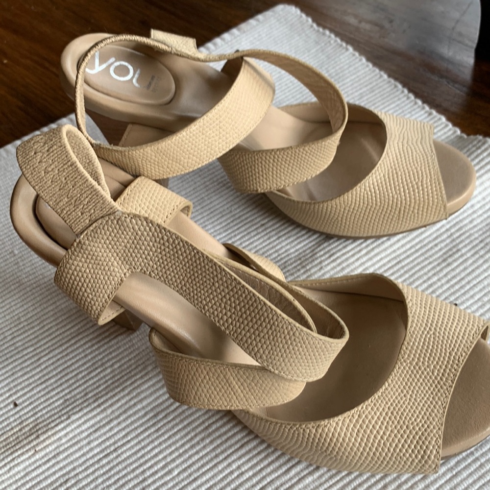 You brand high heels. Peep toe